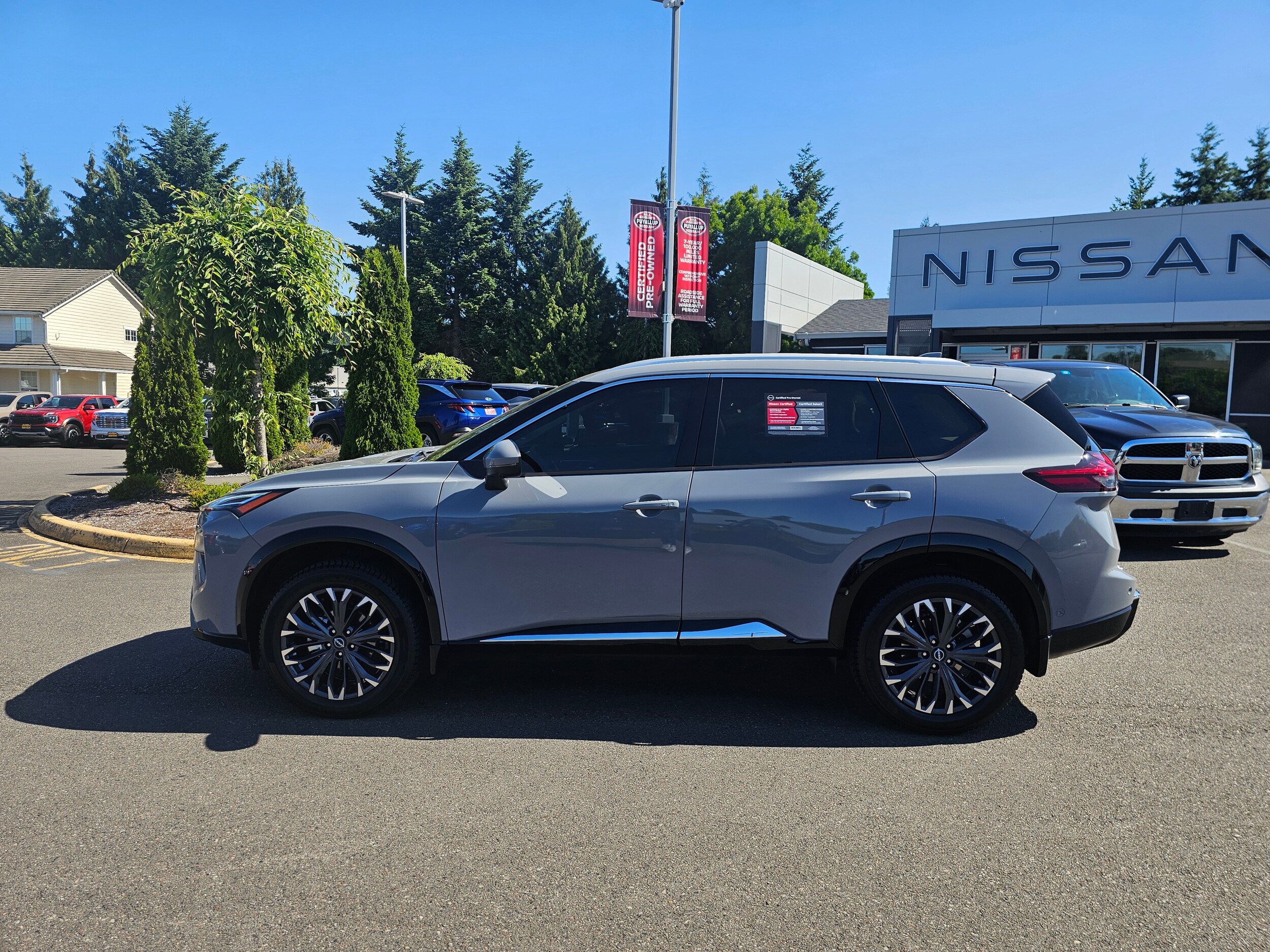 2024 Nissan Rogue Platinum photo 2