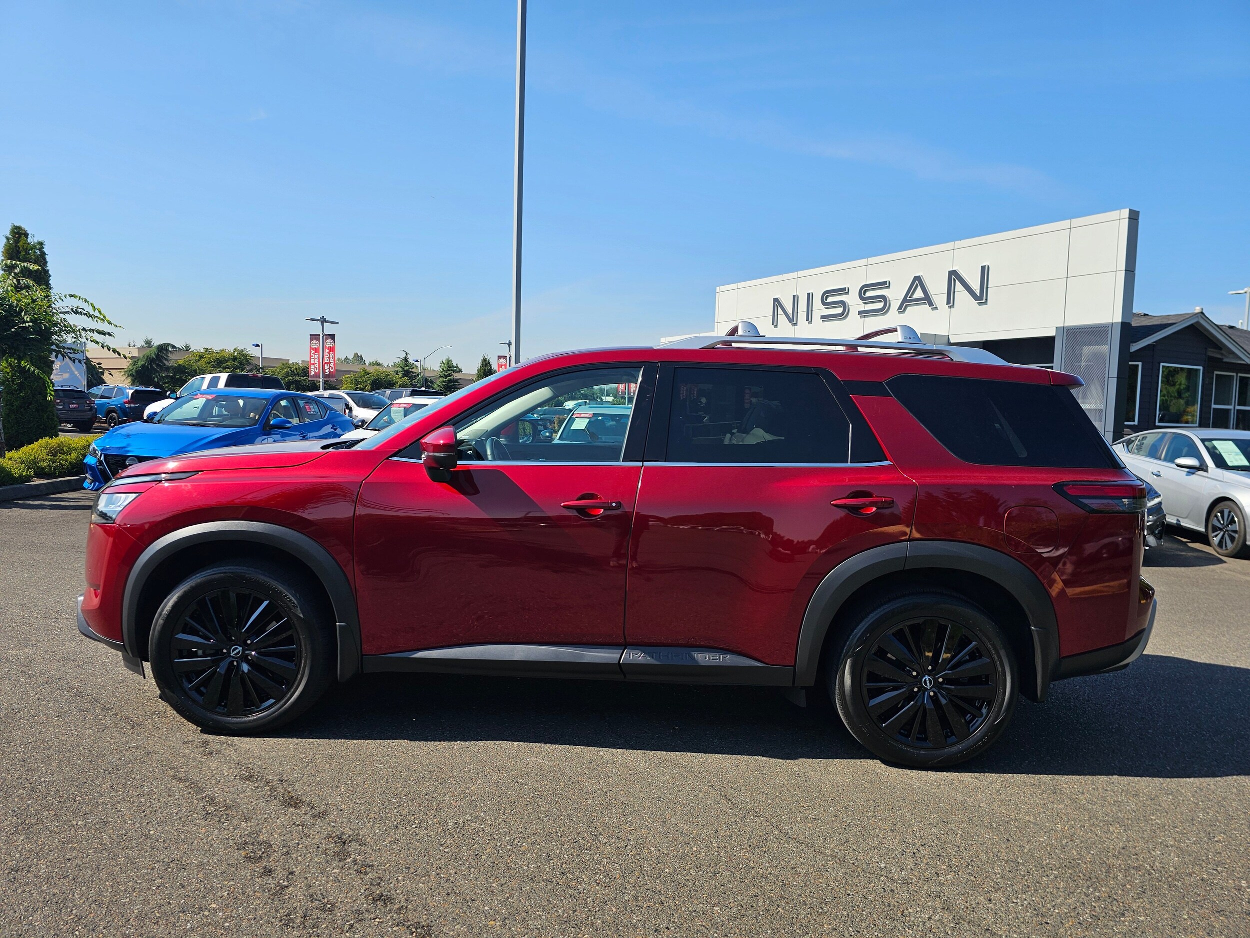 2022 Nissan Pathfinder SL photo 2