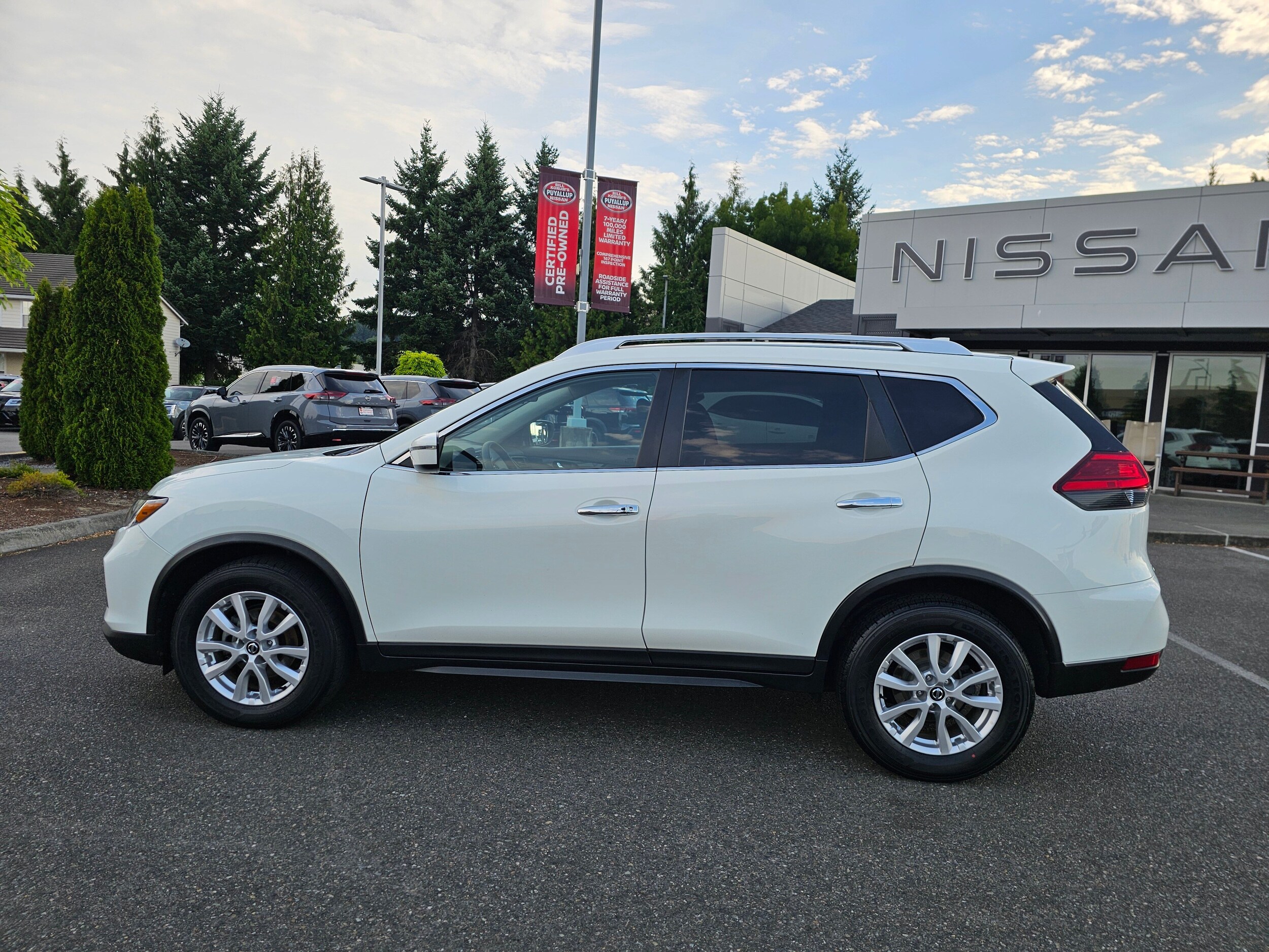 2017 Nissan Rogue SV photo 2
