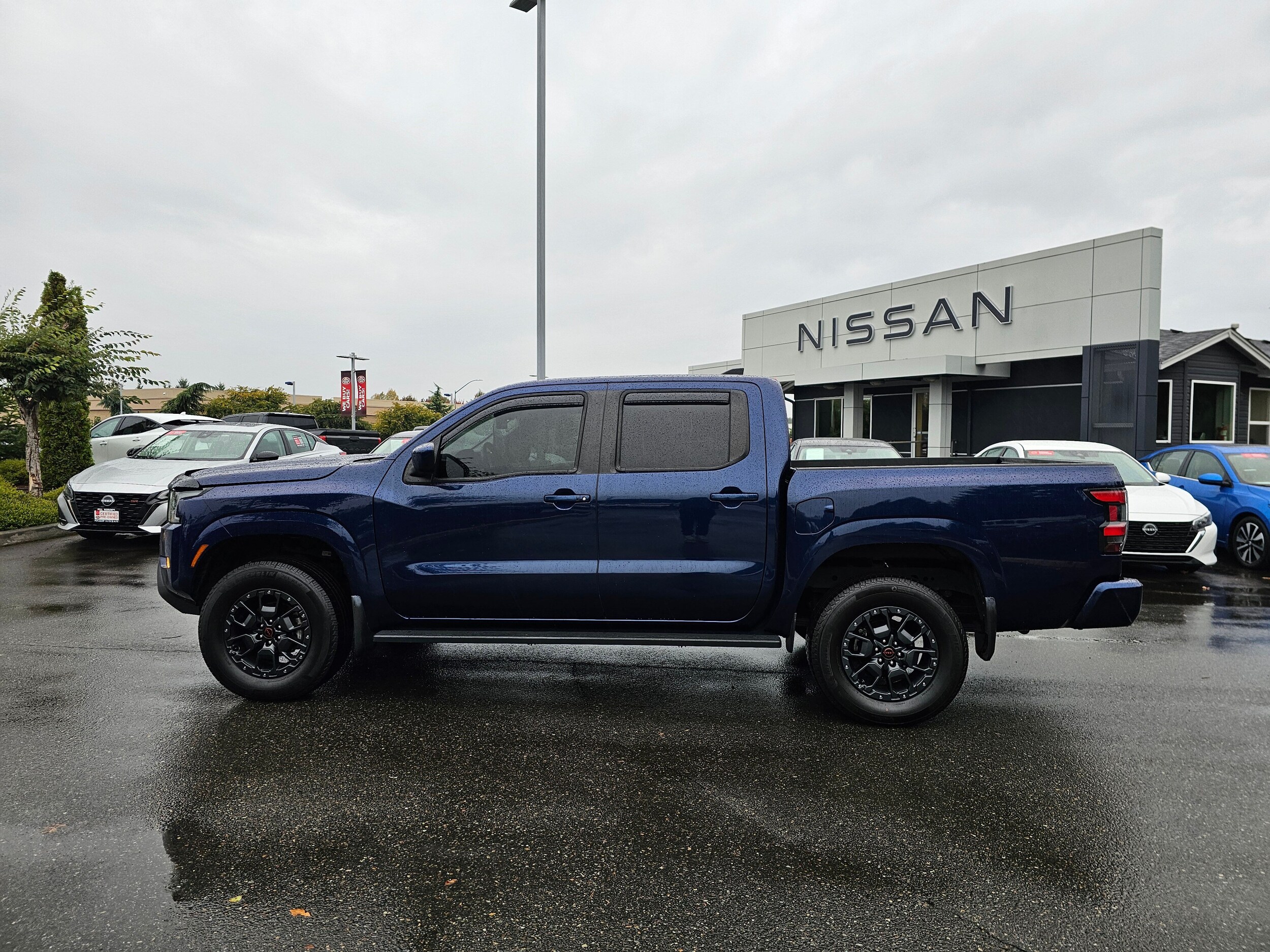 2022 Nissan Frontier LE photo 2