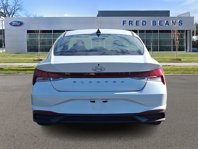 2021 Hyundai Elantra SEL Convenience photo 4