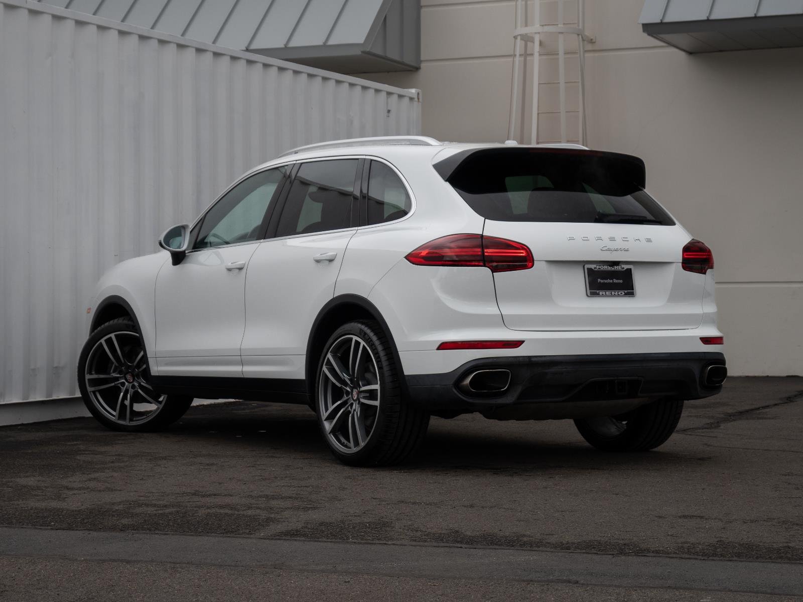 2016 Porsche Cayenne photo 3