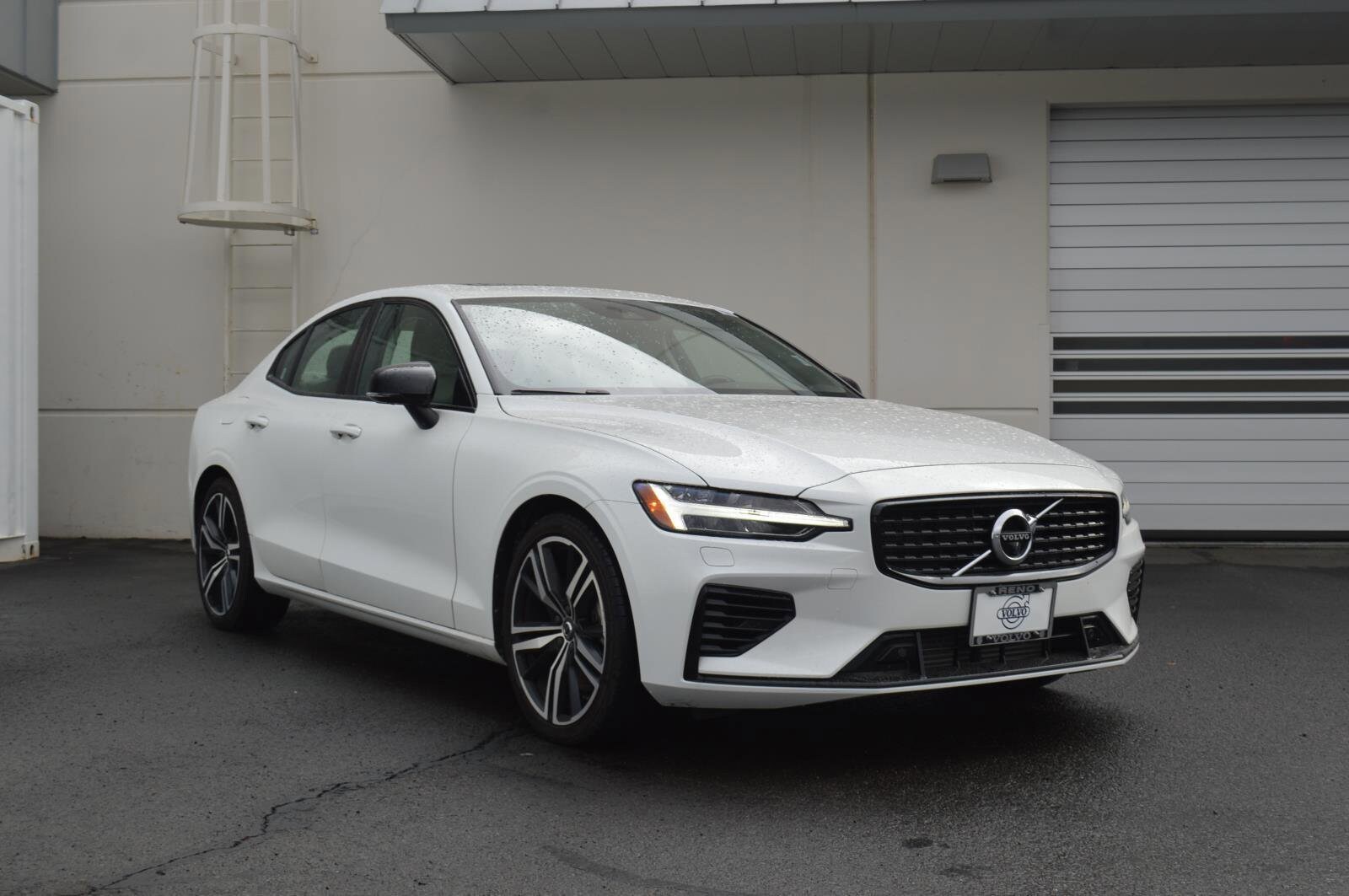 2022 Volvo S60 Recharge R-Design Expression photo 2