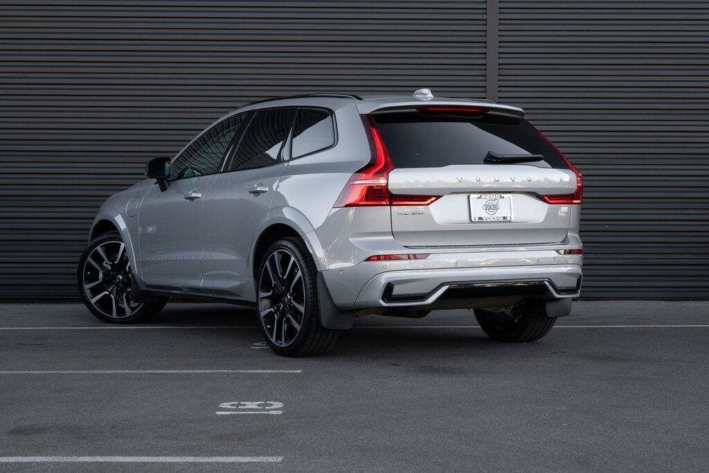 2023 Volvo XC60 Recharge Hybrid Ultimate photo 3