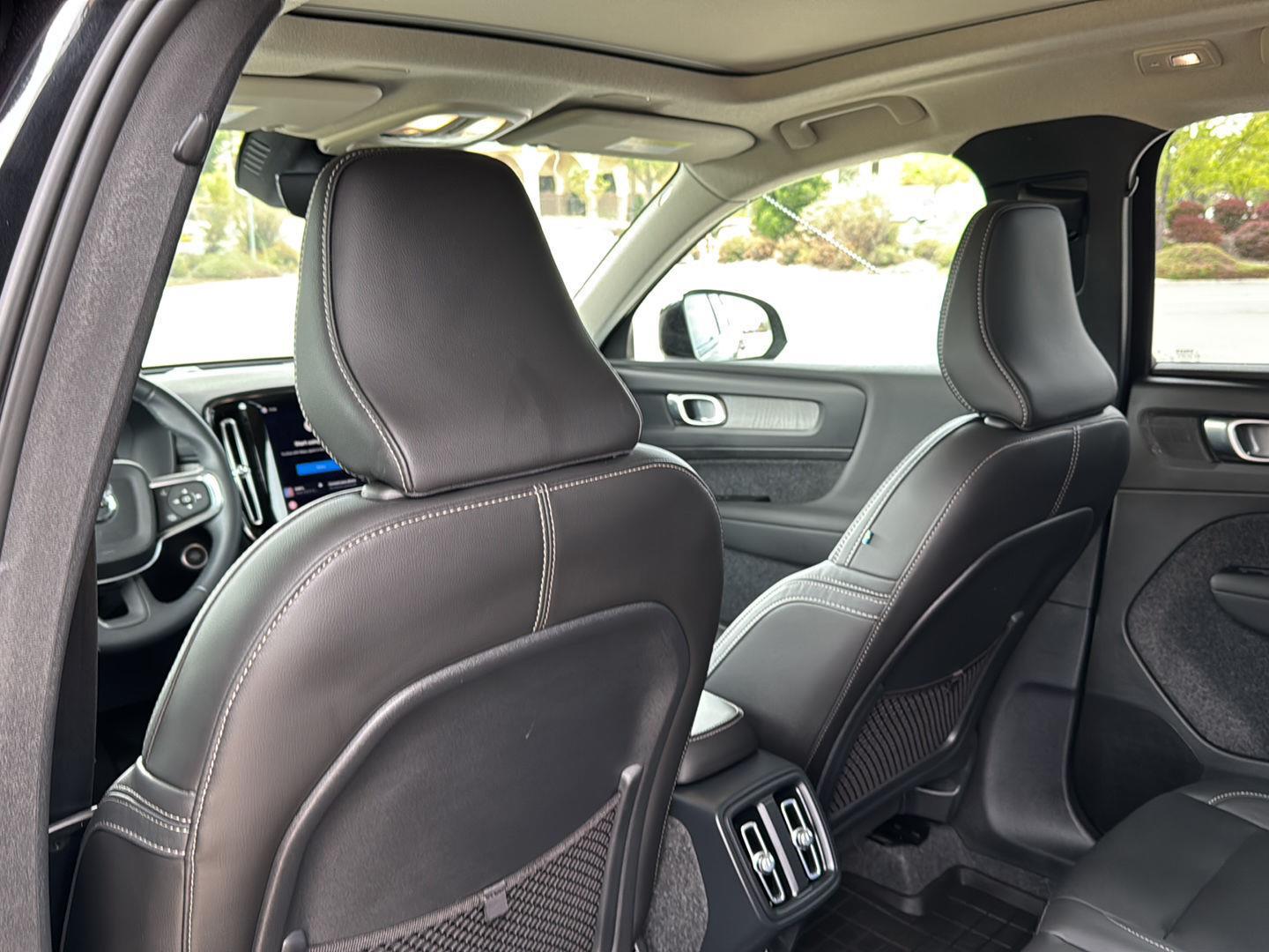 2025 Volvo XC40 Plus - Photo 10