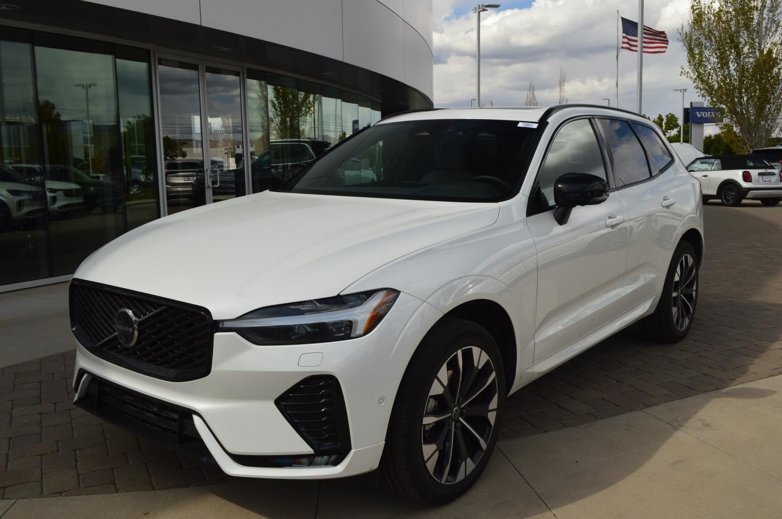 2026 Volvo XC60 B5 Plus Dark AWD's photo