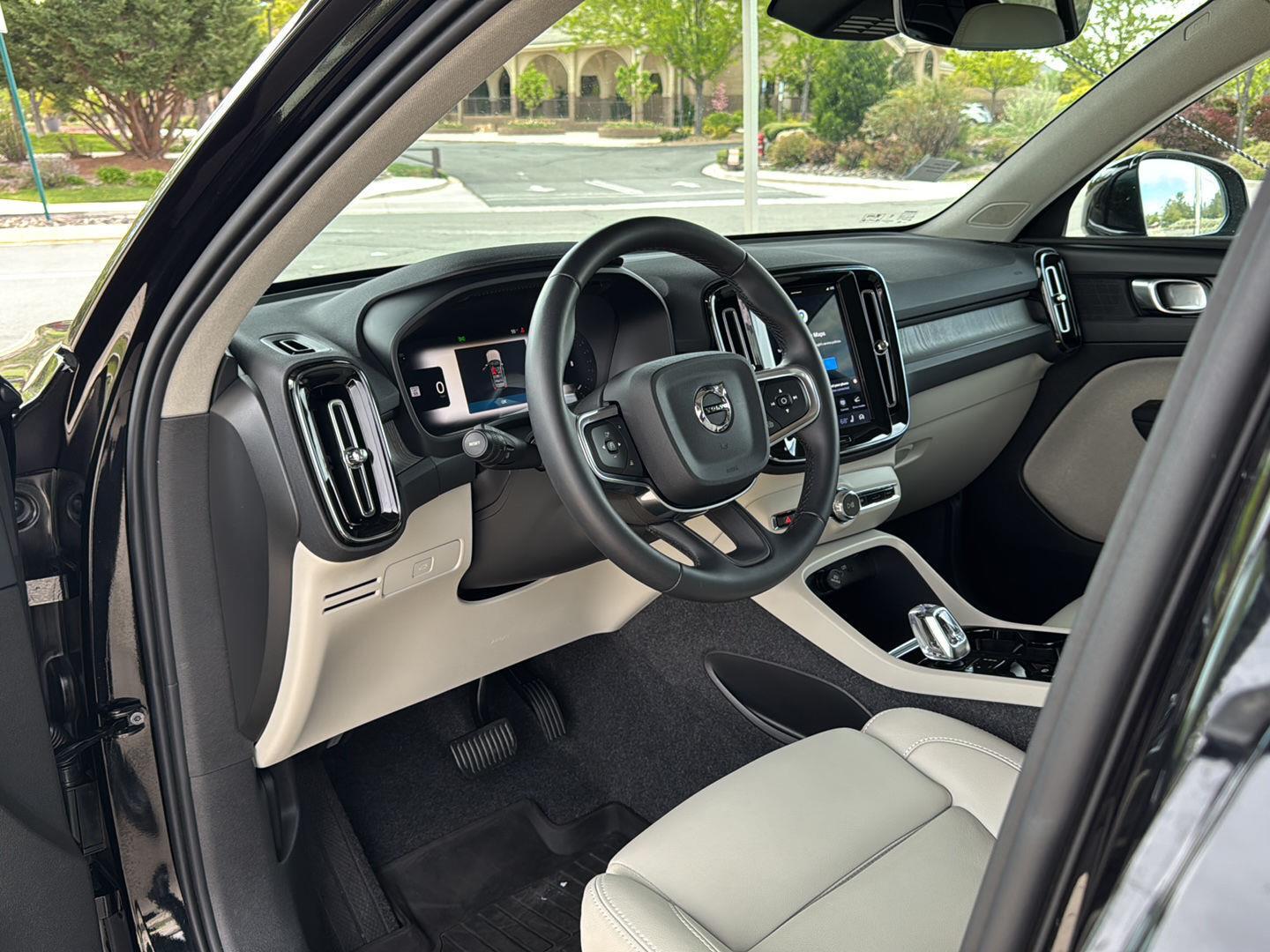 2025 Volvo XC40 Plus - Photo 15