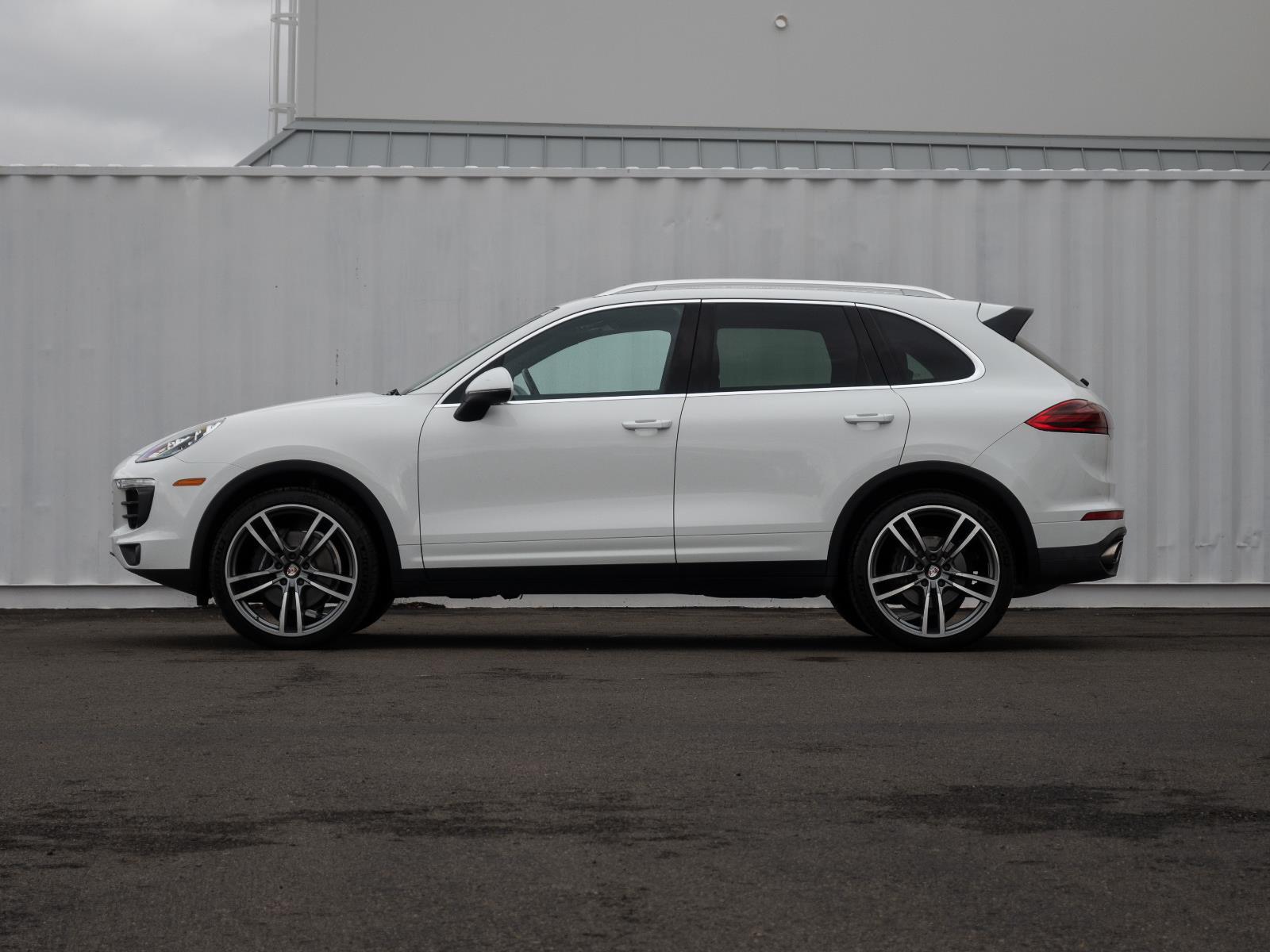 2016 Porsche Cayenne photo 2