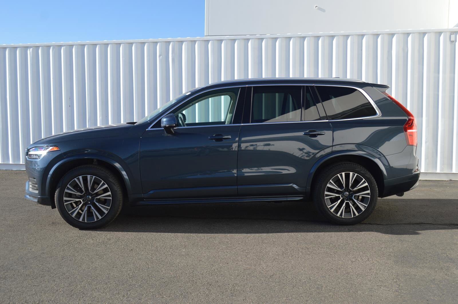 2022 Volvo XC90 T6 AWD Momentum photo 3