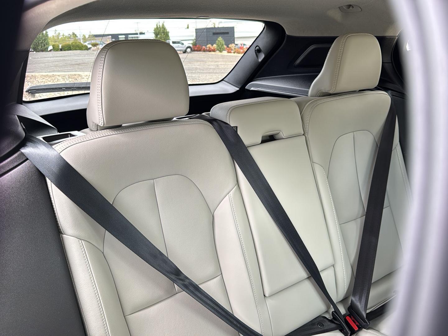 2025 Volvo XC40 Plus - Photo 11