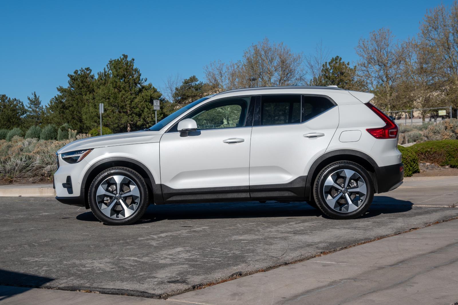 2025 Volvo XC40 B5 Plus Bright AWD's photo