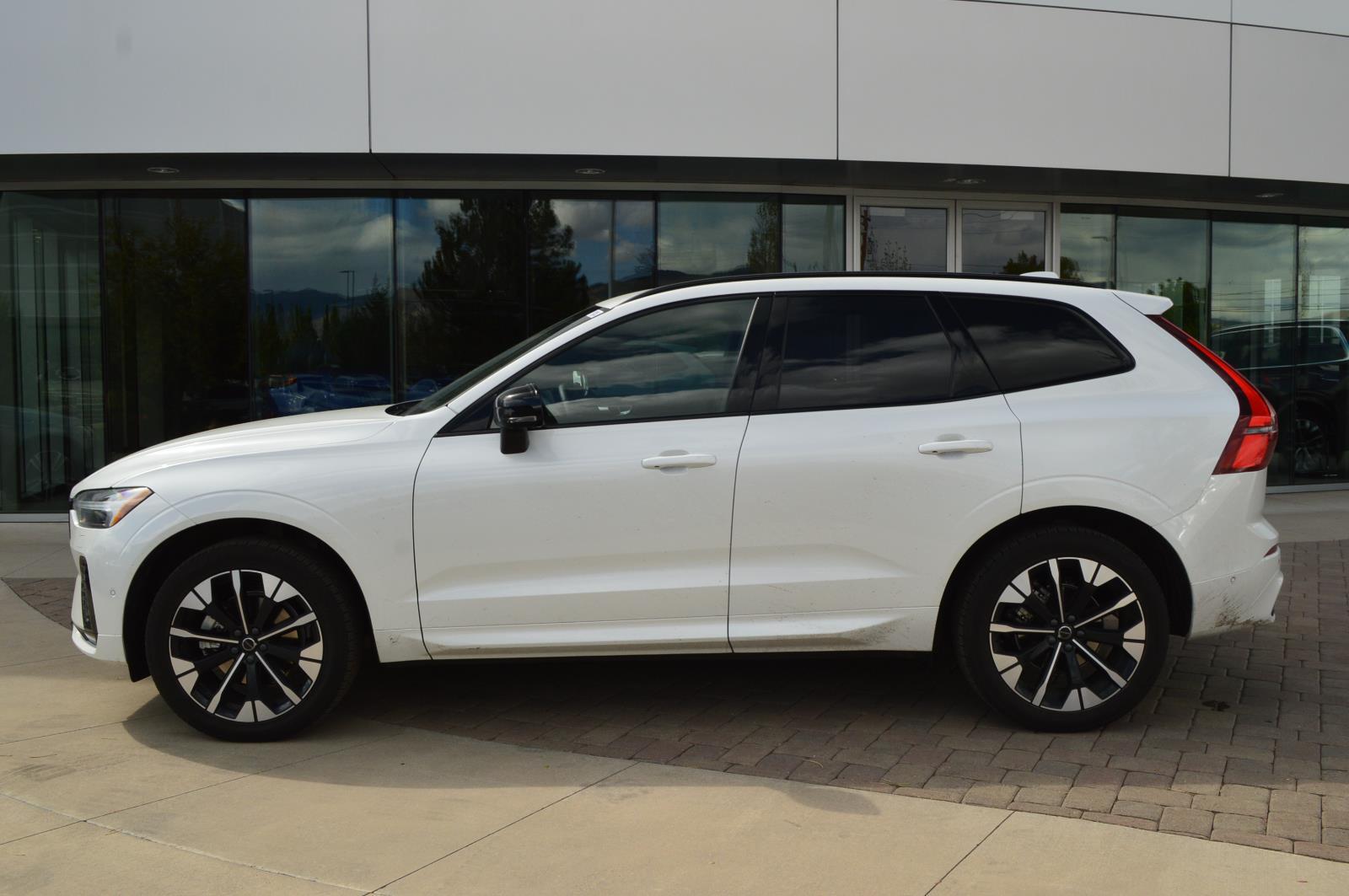 2026 Volvo XC60 Plus - Photo 8