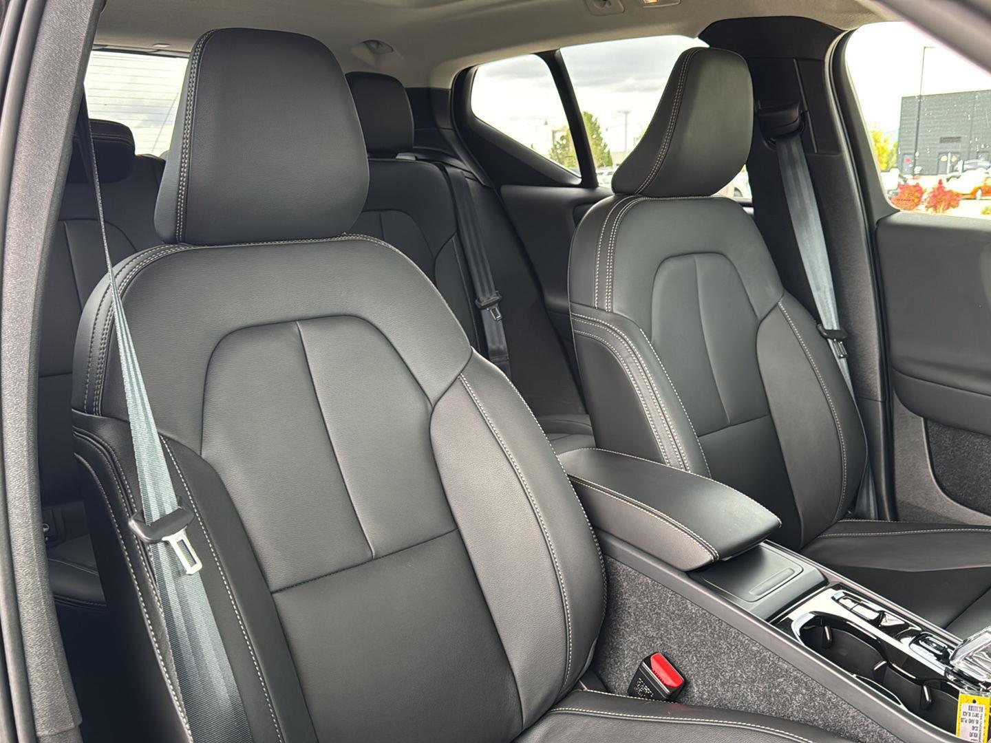 2025 Volvo XC40 Plus - Photo 12