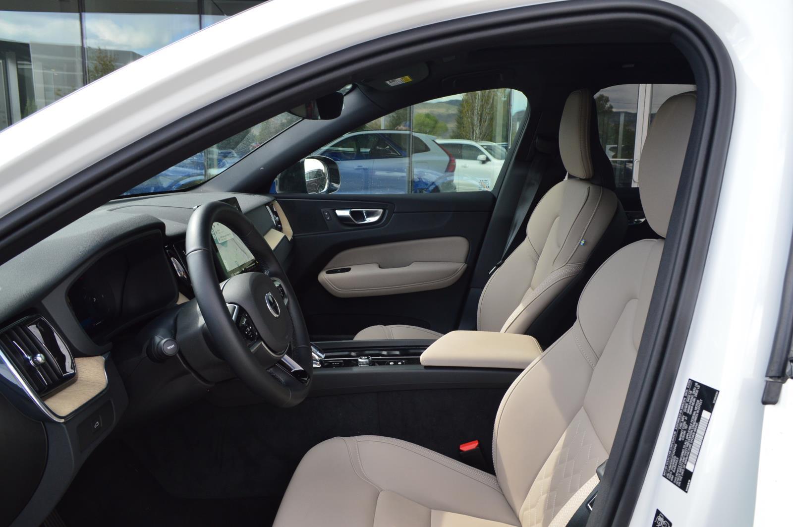2026 Volvo XC60 Plus - Photo 9