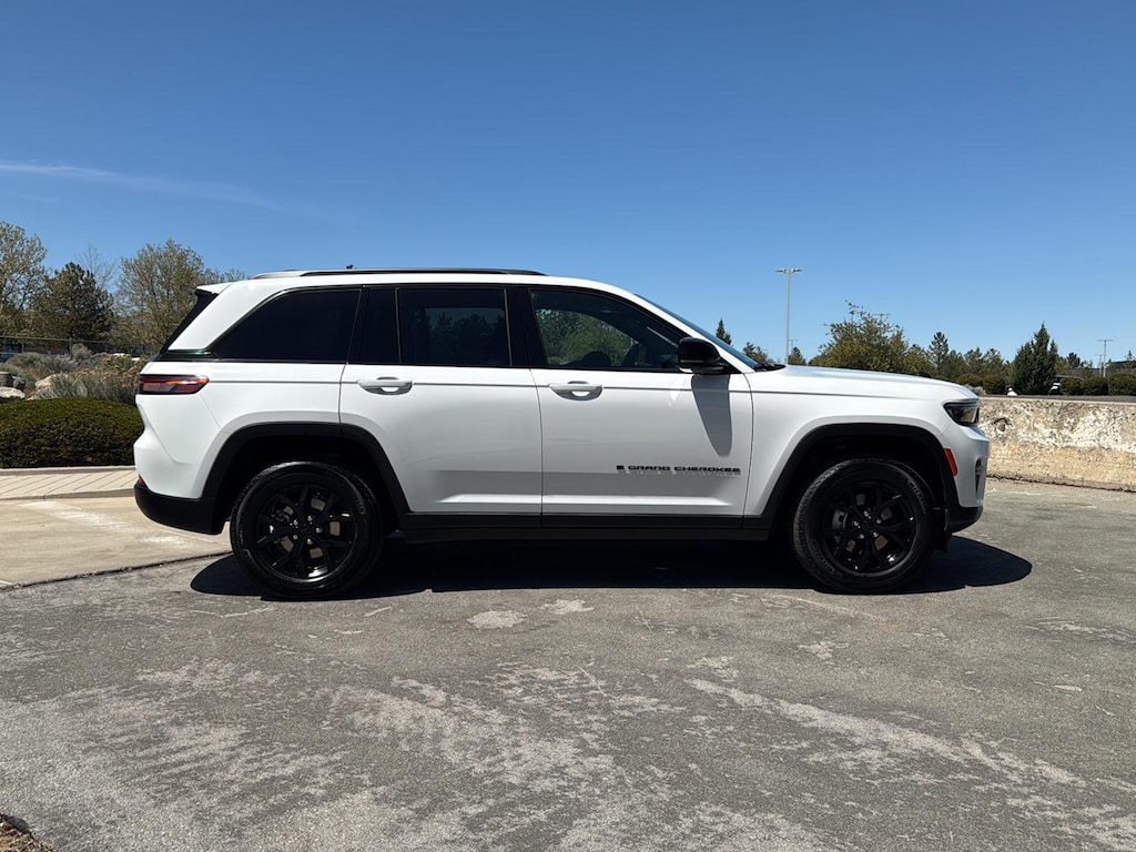 Used 2025 Jeep Grand Cherokee Altitude SUV