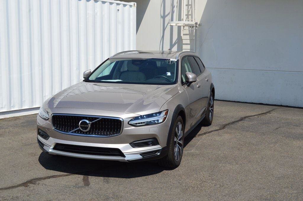 2024 Volvo V90 Cross Country B6 Plus photo 2
