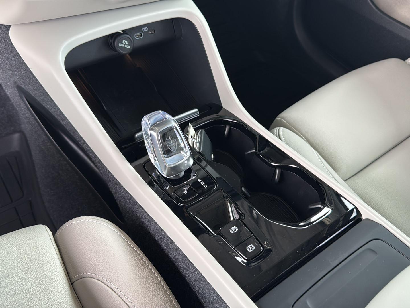 2025 Volvo XC40 Plus - Photo 18