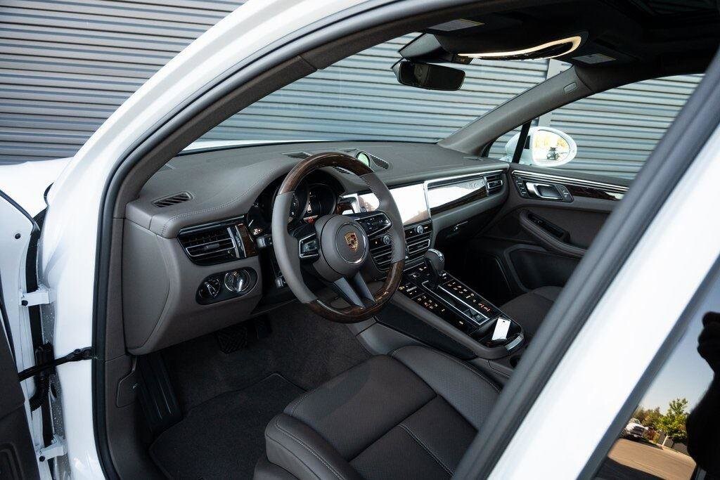 2025 Porsche Macan T photo 2