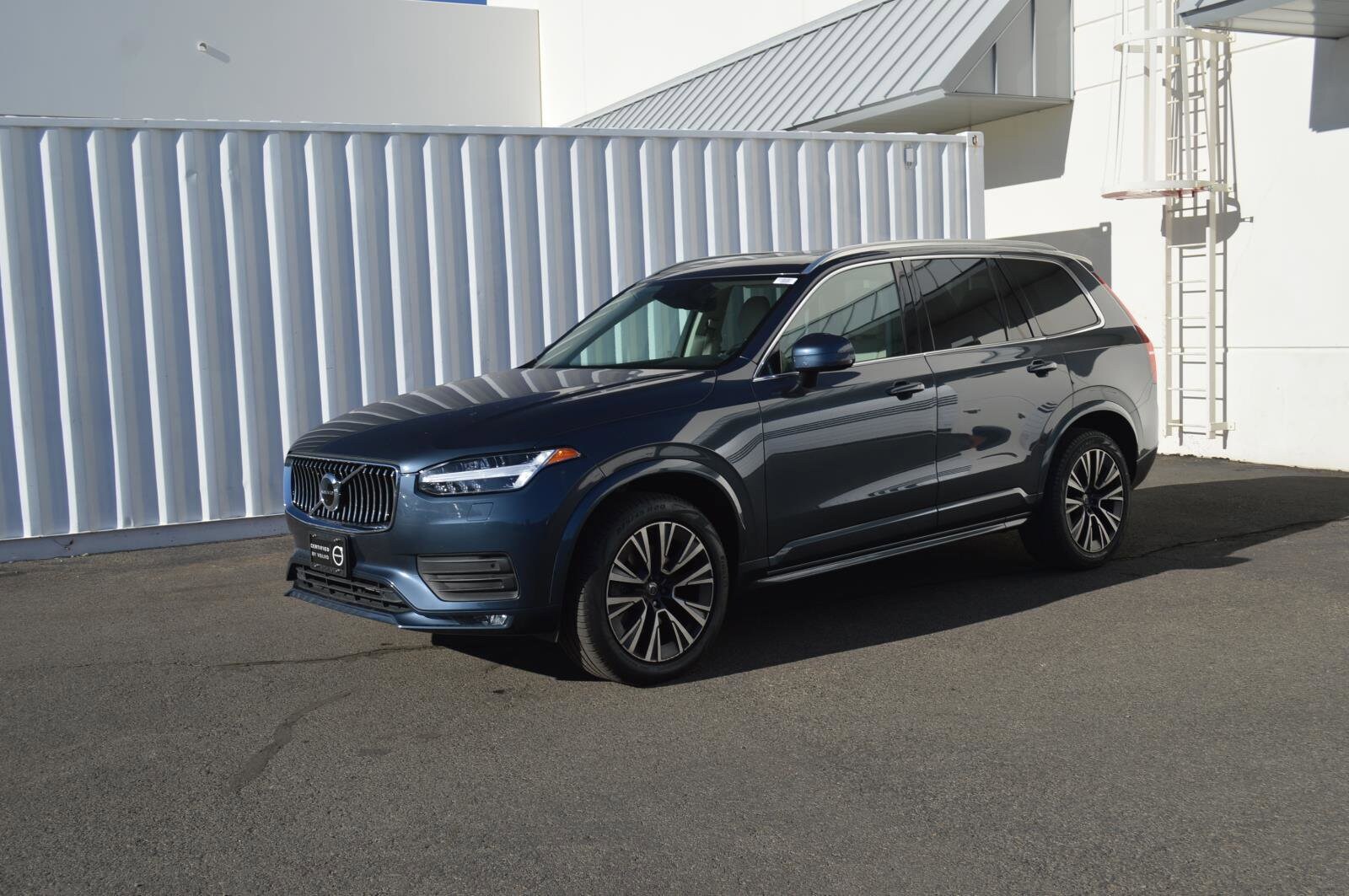 2022 Volvo XC90 T6 AWD Momentum photo 2