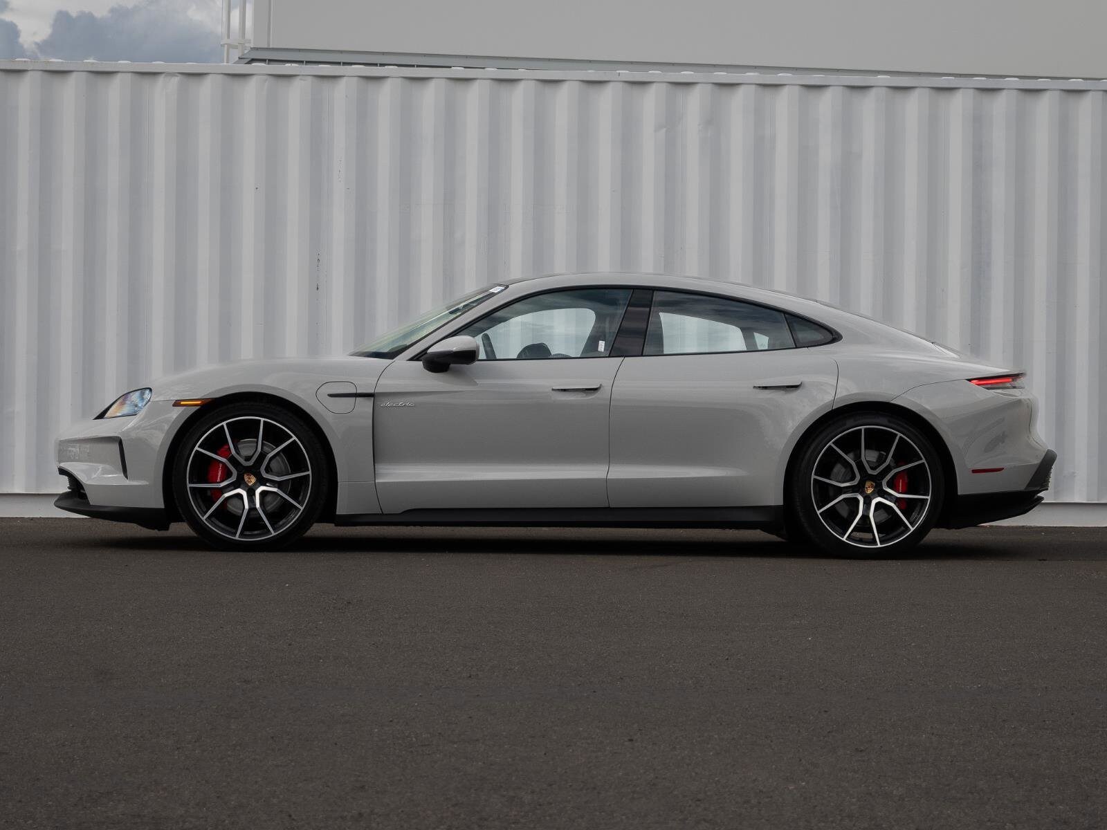 2025 Porsche Taycan 4S photo 2