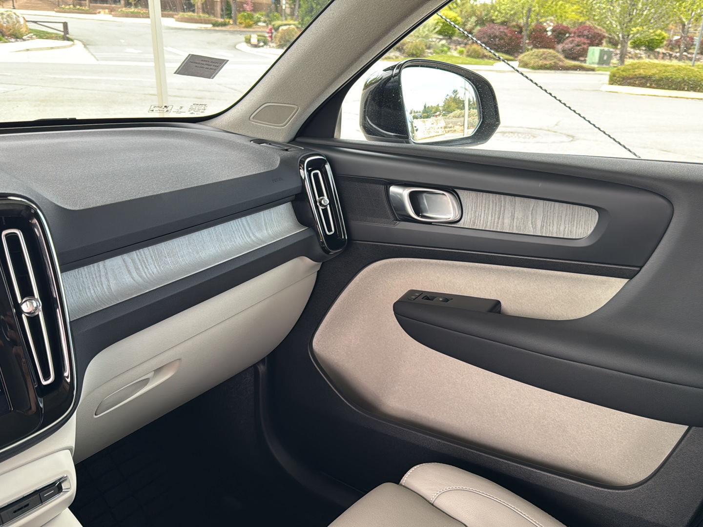 2025 Volvo XC40 Plus - Photo 21