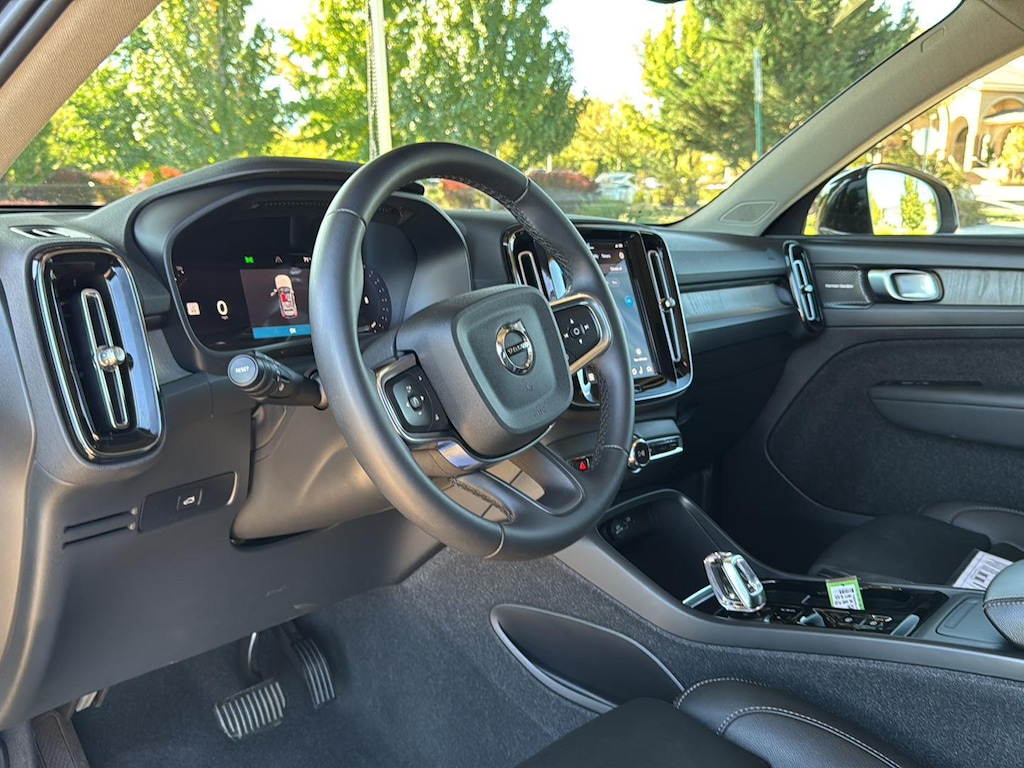 Certified 2024 Volvo XC40 Ultimate Bright Theme SUV