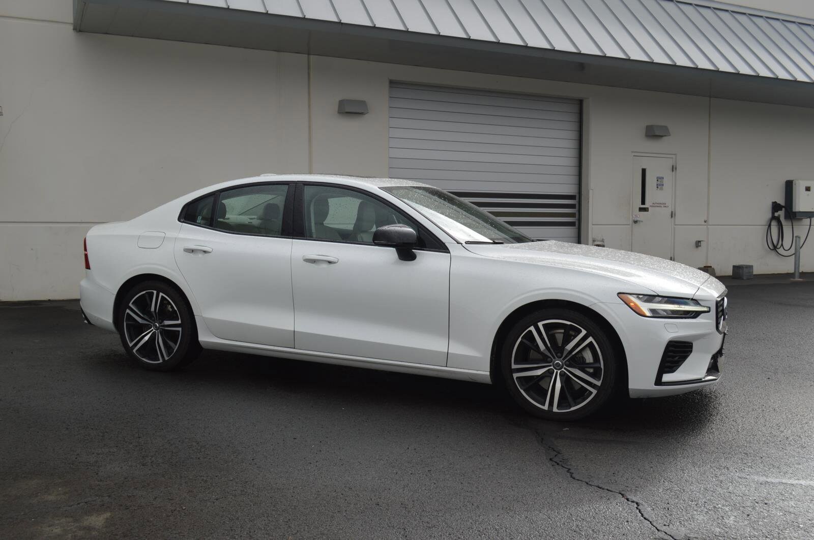 2022 Volvo S60 Recharge R-Design Expression photo 3