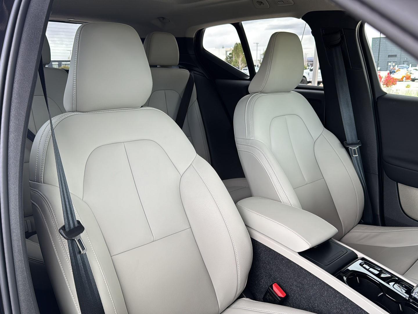 2025 Volvo XC40 Plus - Photo 10