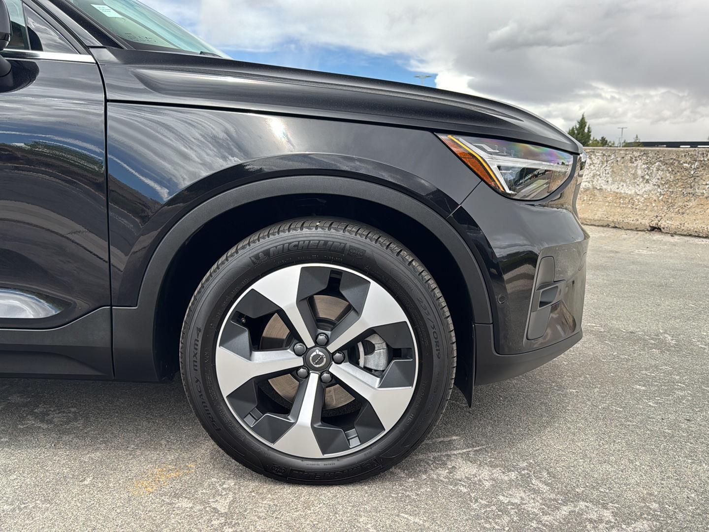 2025 Volvo XC40 Plus - Photo 14