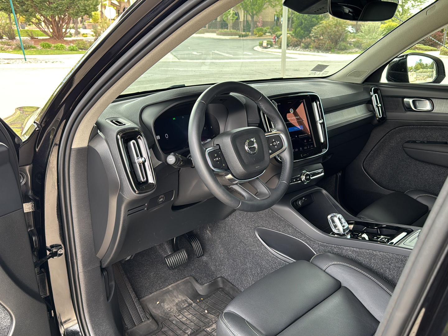 2025 Volvo XC40 Plus - Photo 23