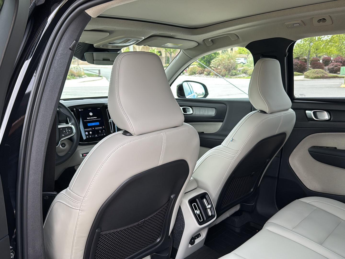 2025 Volvo XC40 Plus - Photo 13