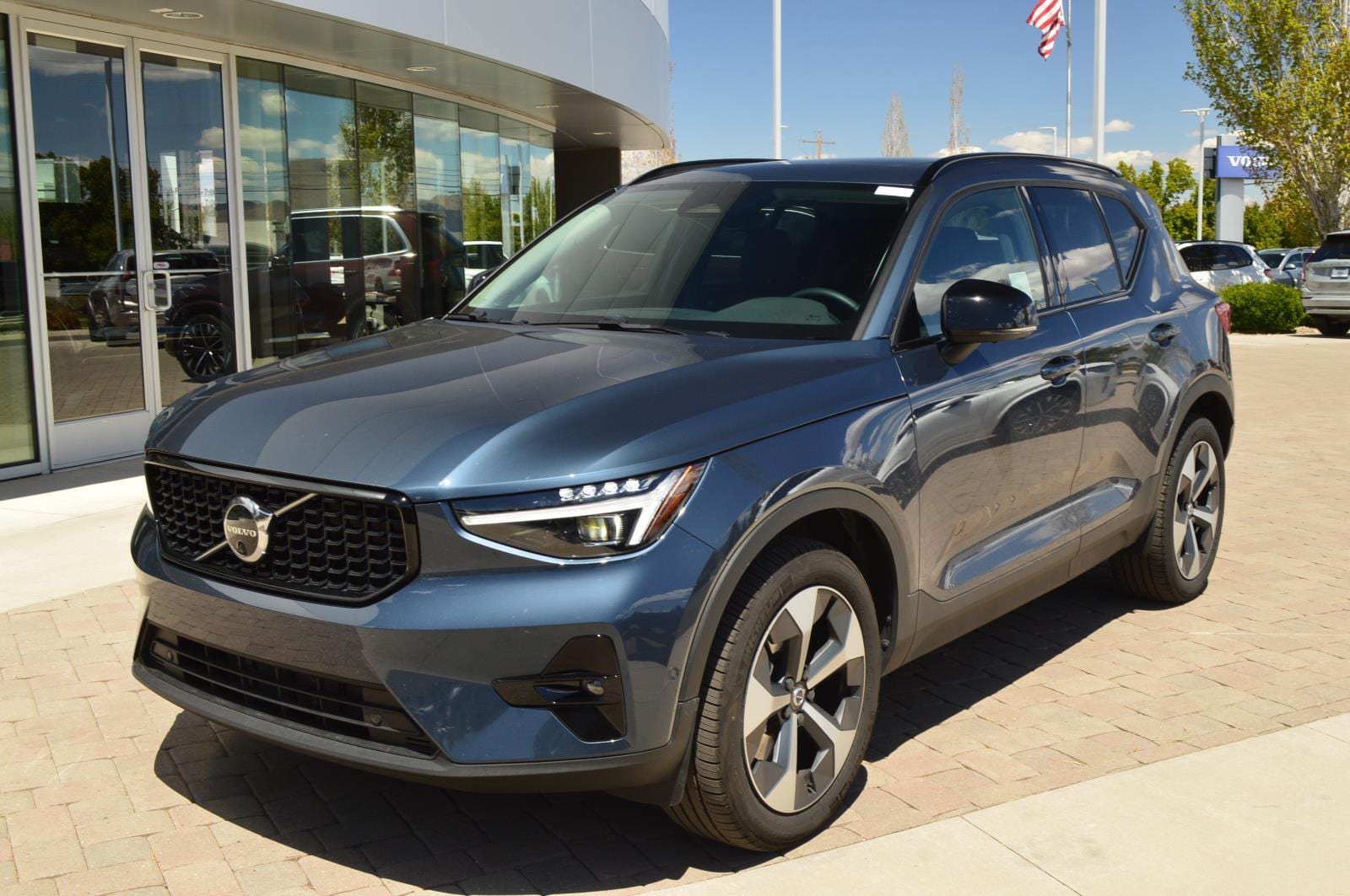 2026 Volvo XC40 B5 Plus Dark AWD's photo