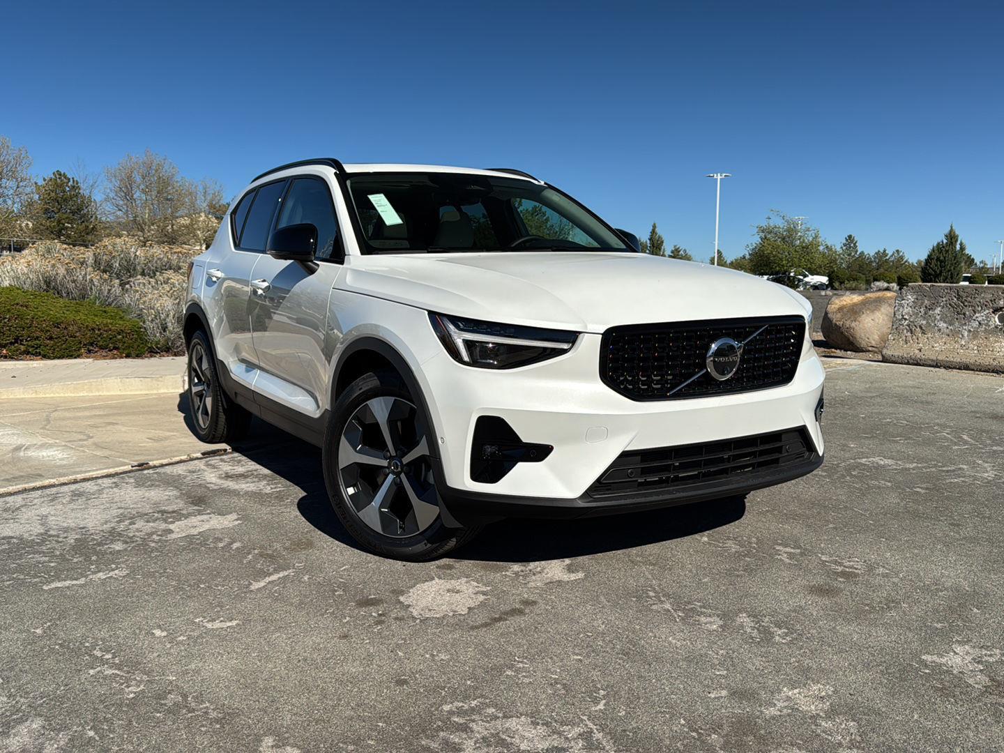 2026 Volvo XC40 B5 Plus Dark AWD's photo