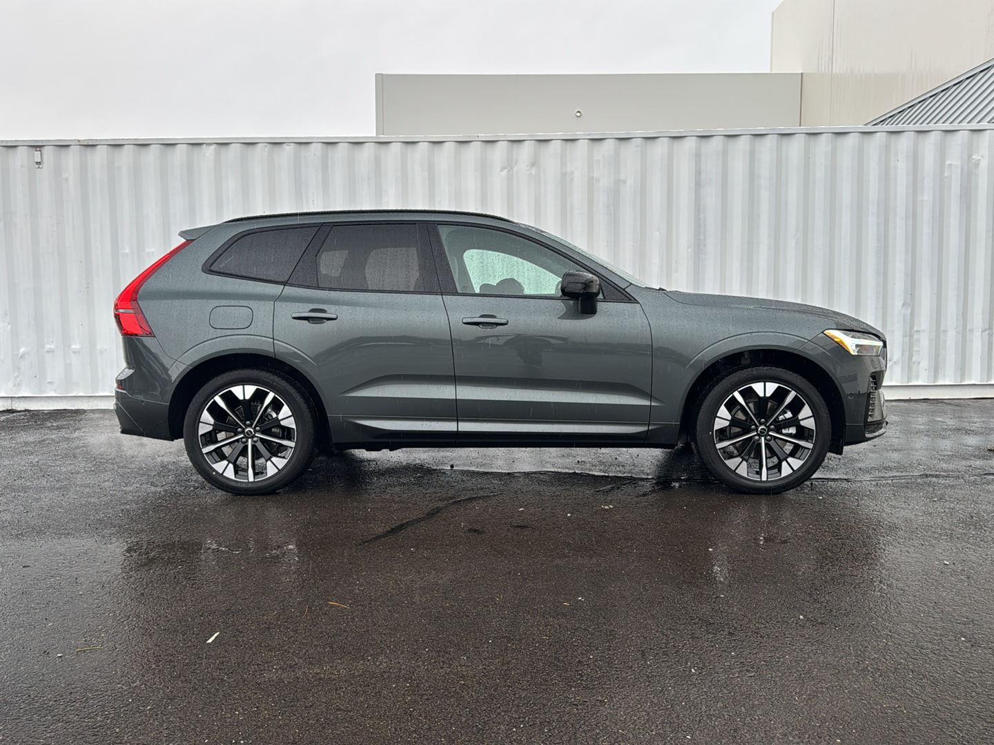 2026 Volvo XC60 Plus - Photo 8