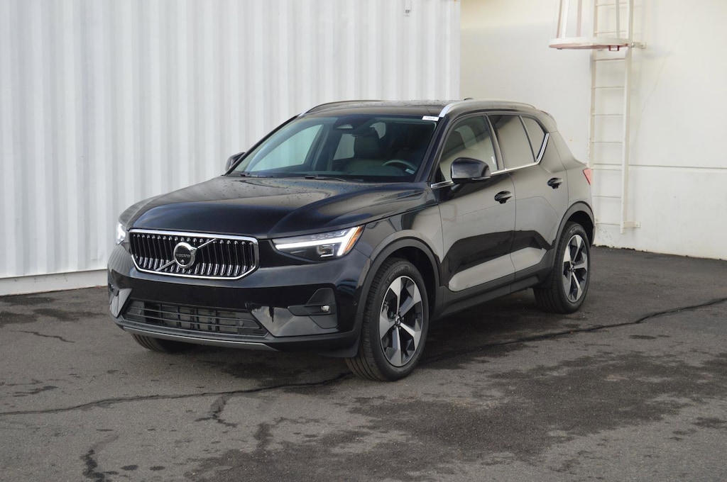 Certified 2025 Volvo XC40 Plus Bright Theme B5 AWD Plus Bright Theme