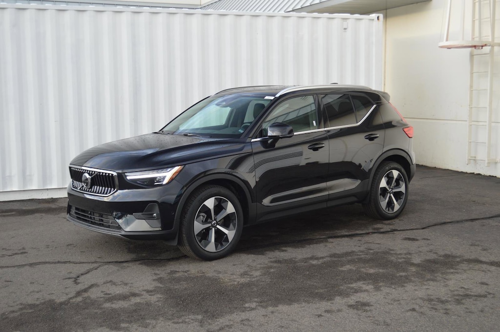Certified 2025 Volvo XC40 Plus Bright Theme B5 AWD Plus Bright Theme