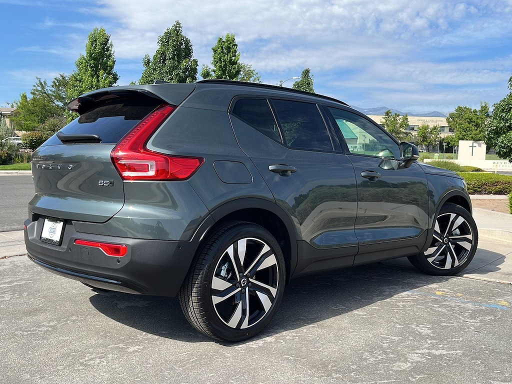 New 2026 Volvo XC40 B5 Ultra SUV
