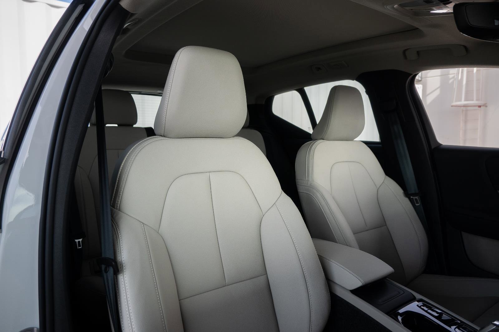2026 Volvo XC40 Plus - Photo 13