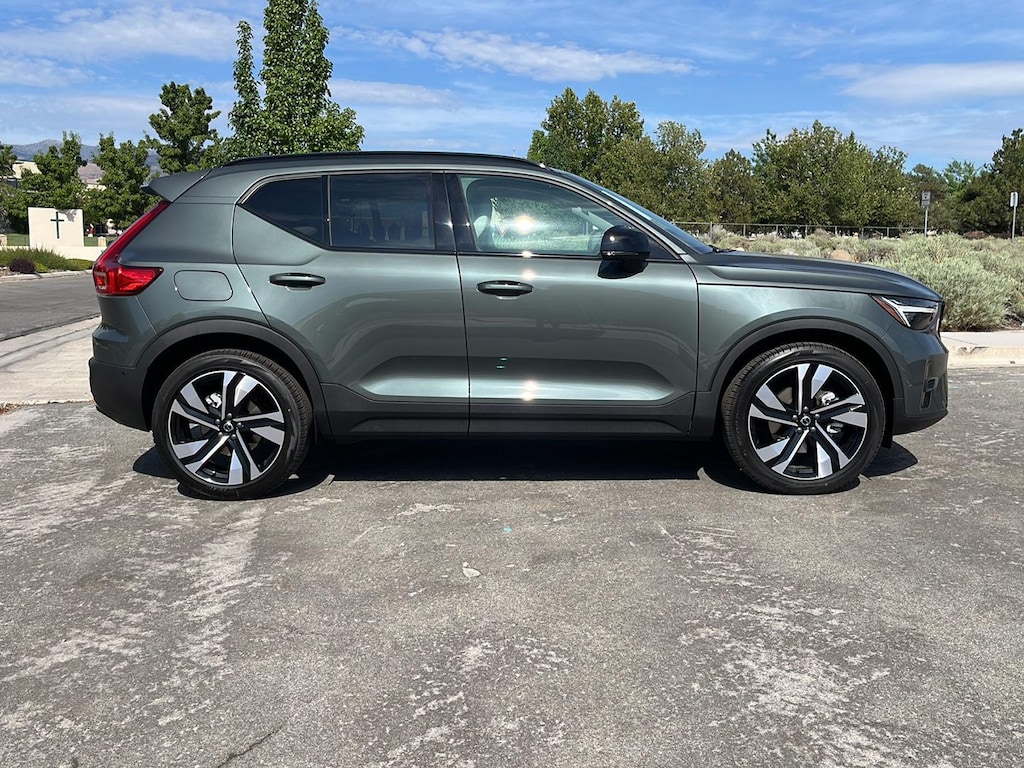 New 2026 Volvo XC40 B5 Ultra SUV