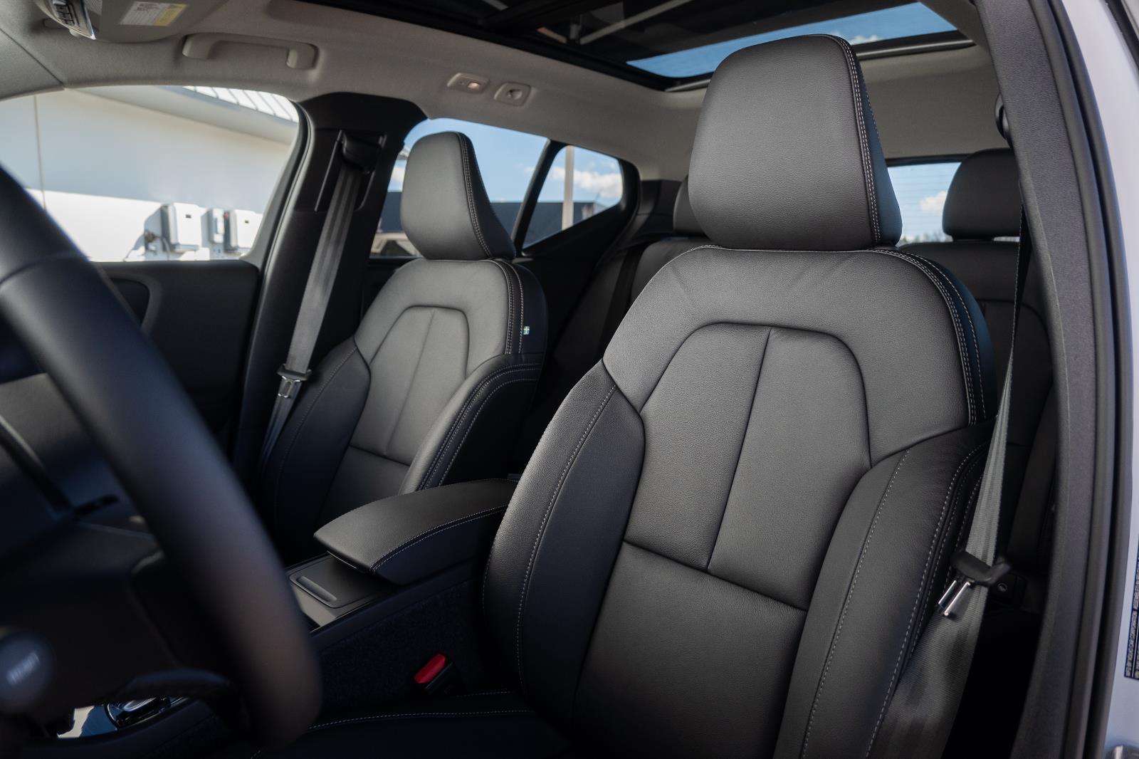 2026 Volvo XC40 Plus - Photo 5