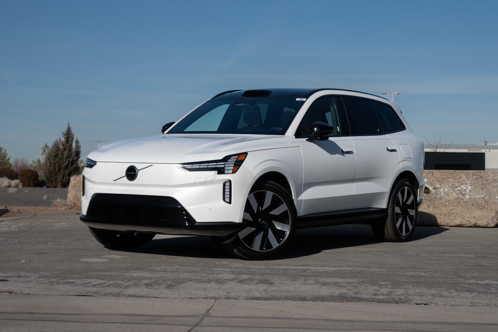 2025 Volvo EX90 Plus's photo