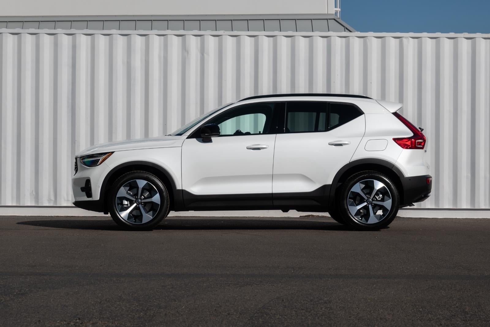 2026 Volvo XC40 Plus - Photo 2