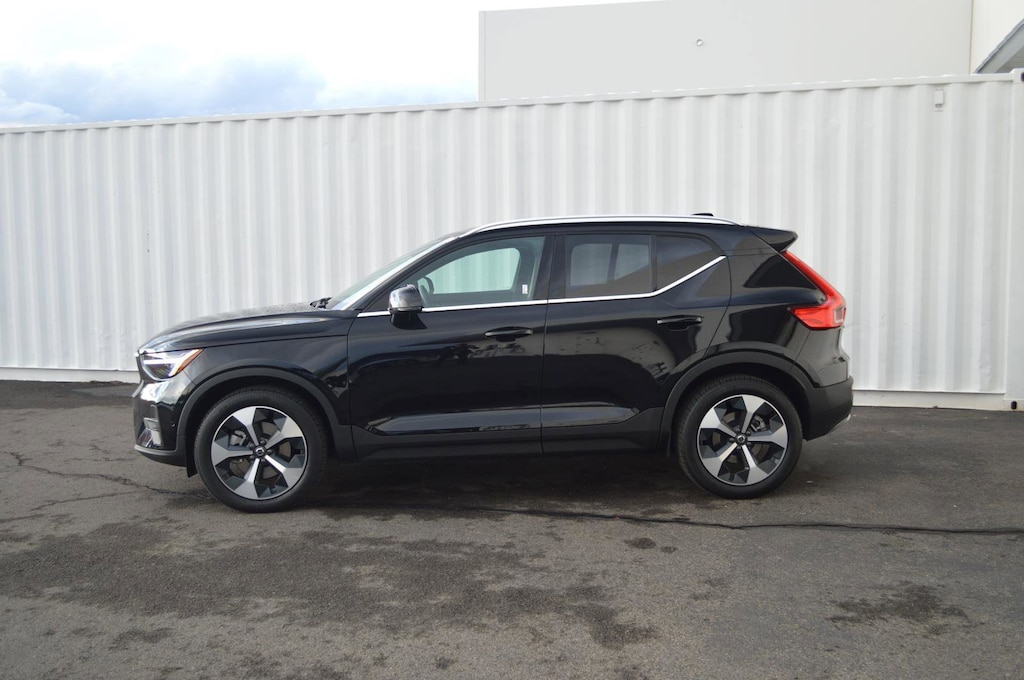 Certified 2025 Volvo XC40 Plus Bright Theme B5 AWD Plus Bright Theme