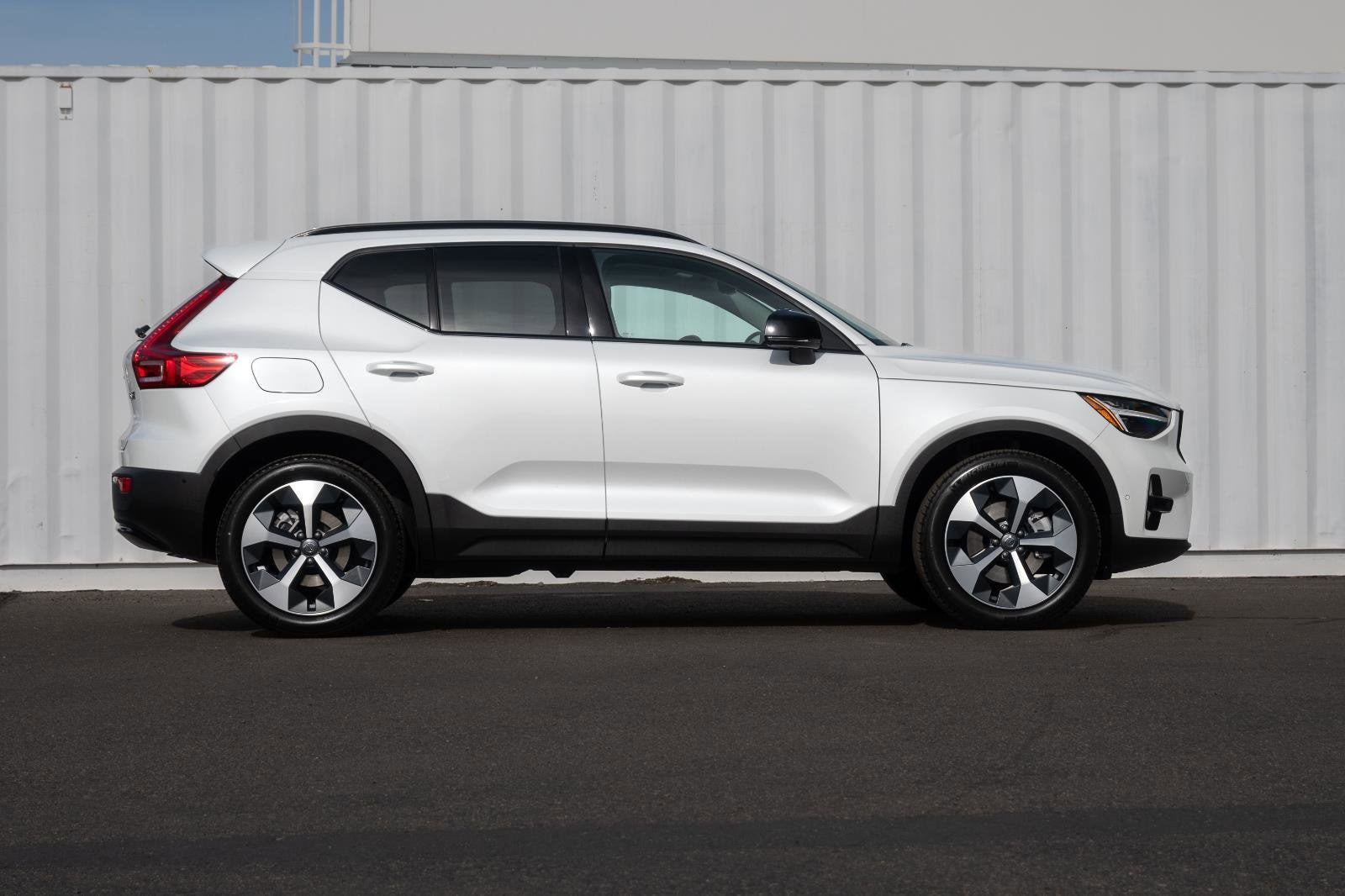 2026 Volvo XC40 Plus - Photo 8