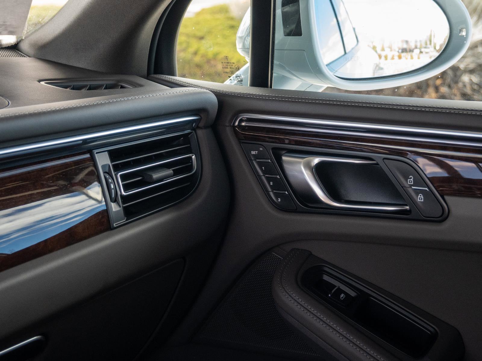 2025 Porsche Macan Base - Photo 24