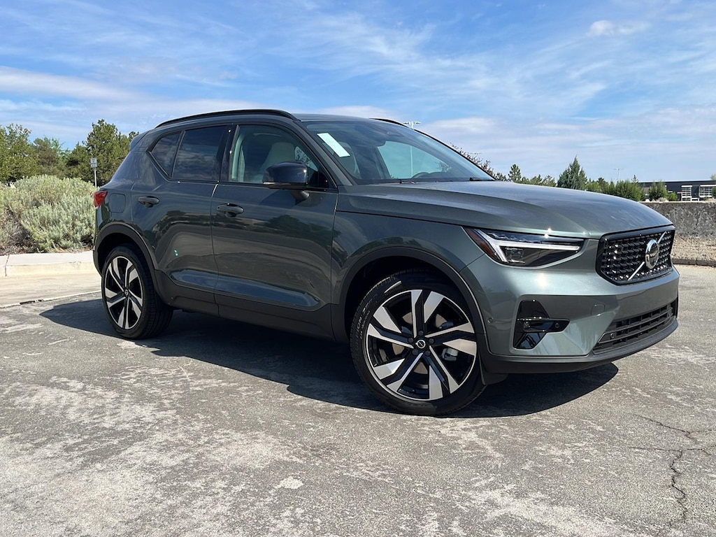 New 2026 Volvo XC40 B5 Ultra SUV