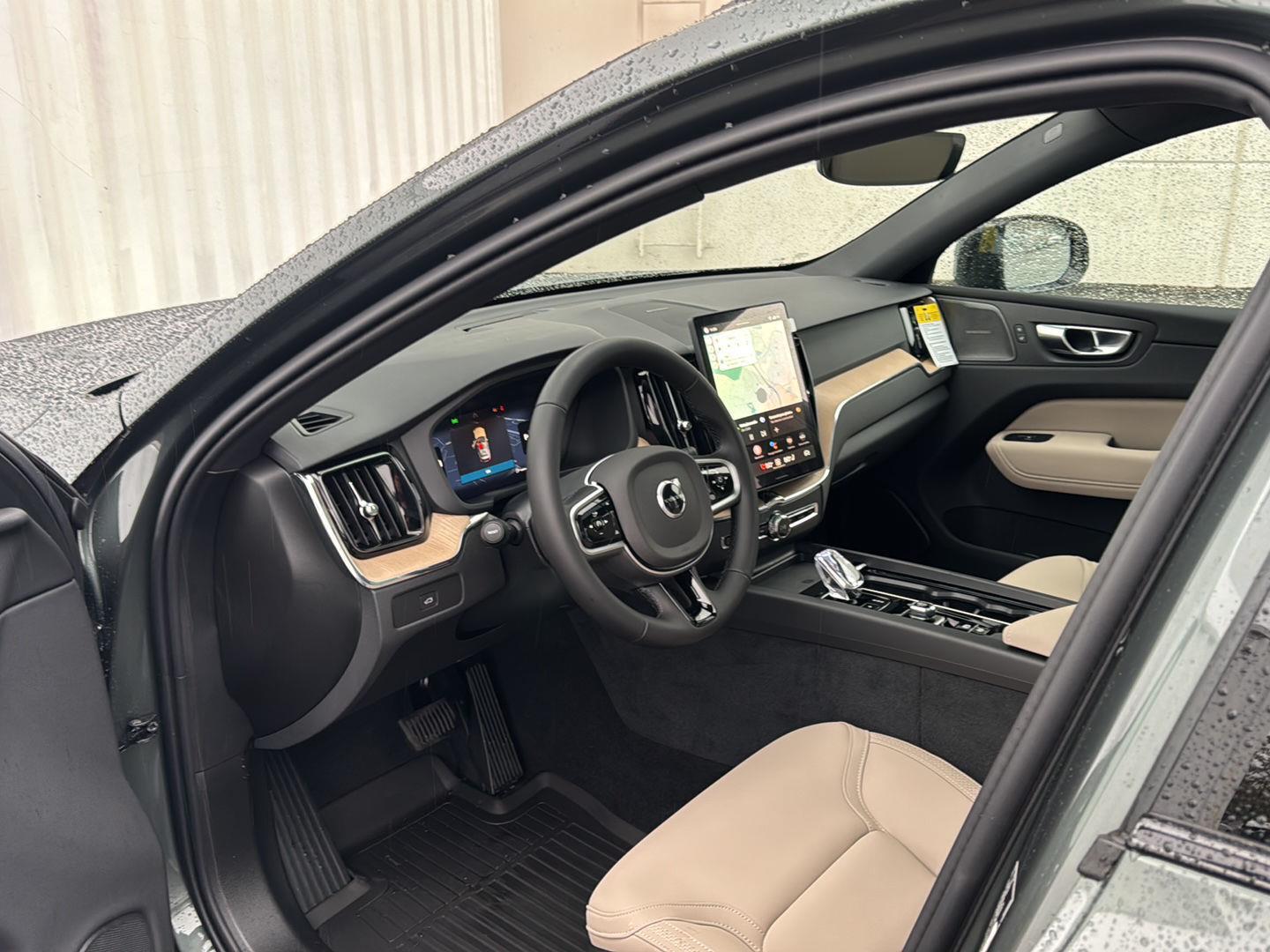 2026 Volvo XC60 Plus - Photo 12