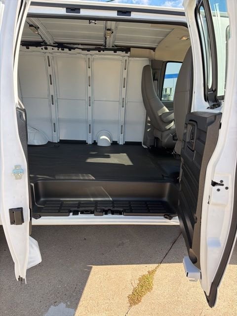 2025 Chevrolet Express Cargo Work Van - Photo 8