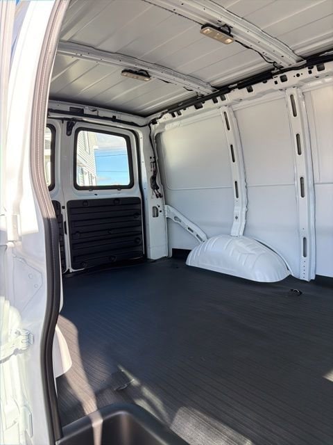 2025 Chevrolet Express Cargo Work Van - Photo 7