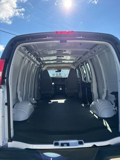 2025 Chevrolet Express Cargo Work Van - Photo 6